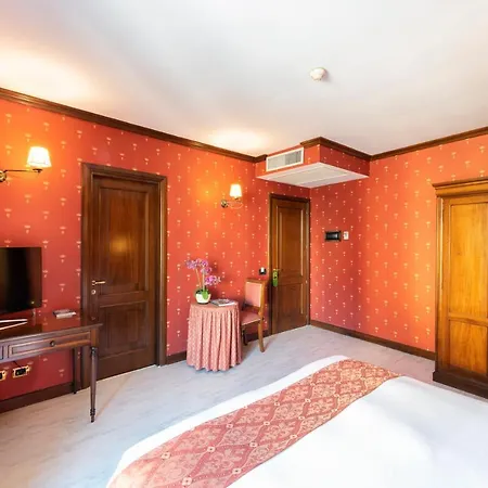 斯皮纳里酒店 3* 梅纳焦